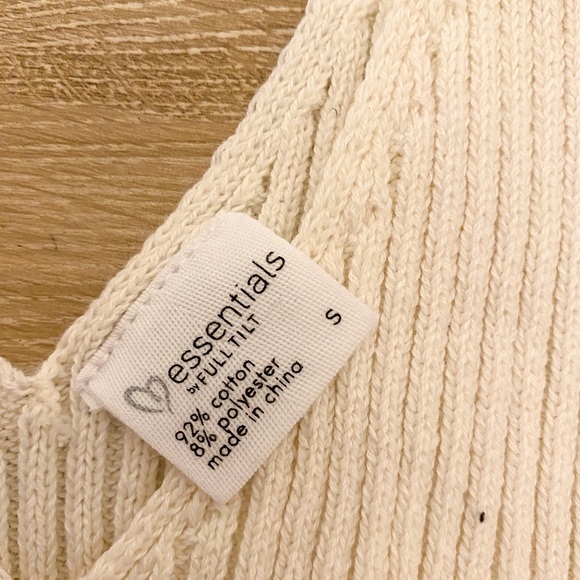 tillys white v-neck crop top - Picture 4 of 4